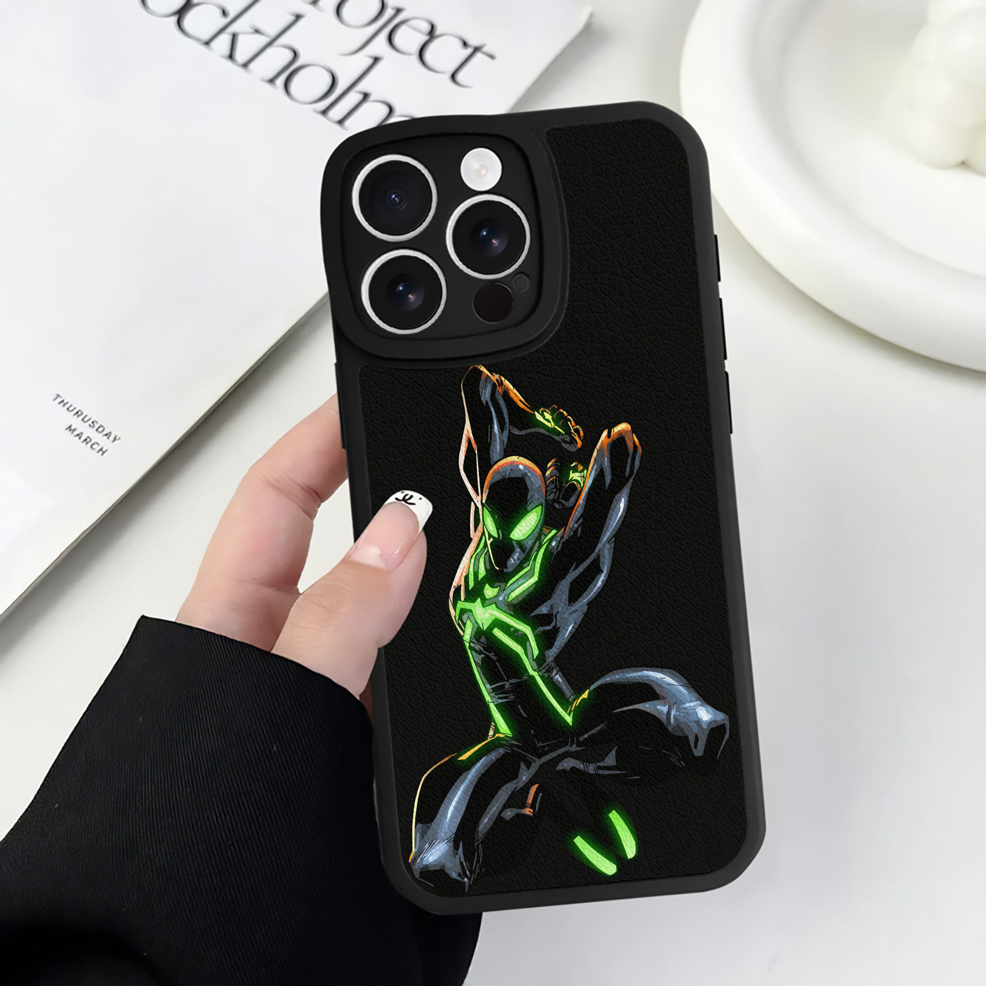 （画像用） アベンジャーズ The Avengers 【iPhone 16シリーズ対応】シリコンスマホケース（レザー調） 材質：シリコン